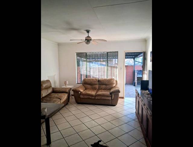 2 BEDROOM TOWNHOUSE FOR SALE IN ROOIHUISKRAAL NORTH